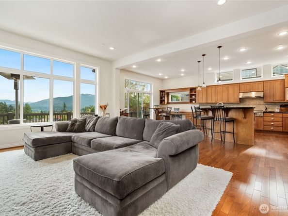 880 Lingering Pine Lane NW, Issaquah WA 98027