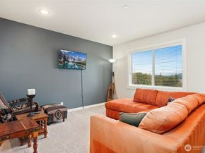 880 Lingering Pine Lane NW, Issaquah WA 98027