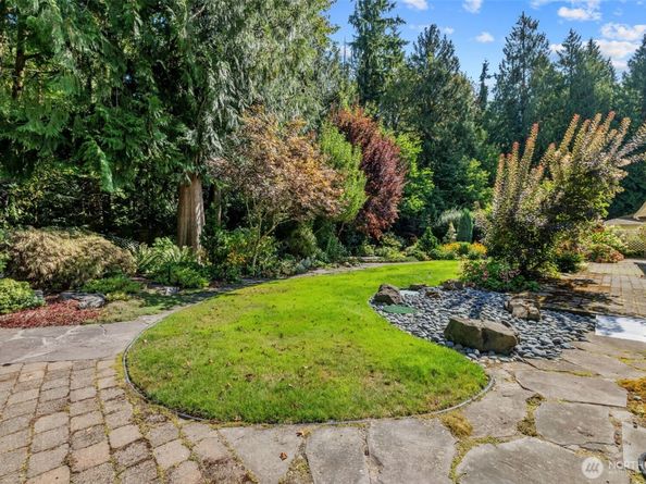 2048 216th Avenue SE, Sammamish WA 98075