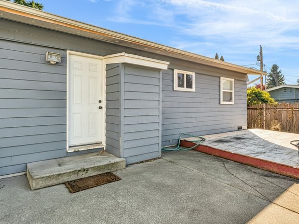 2716 NE 5th Place, Renton WA 98056