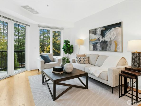 18707 SE Newport Way 102, Issaquah WA 98027