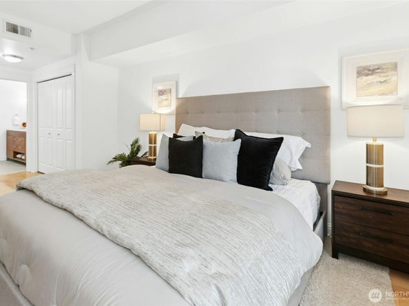 18707 SE Newport Way 102, Issaquah WA 98027