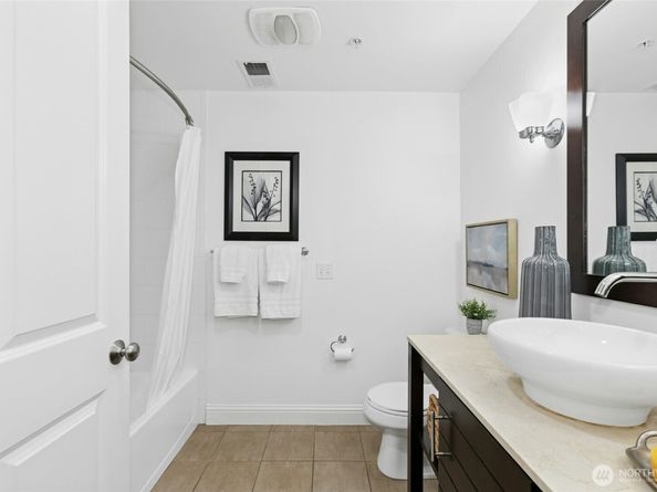 18707 SE Newport Way 102, Issaquah WA 98027