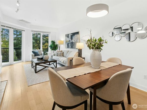 18707 SE Newport Way 102, Issaquah WA 98027