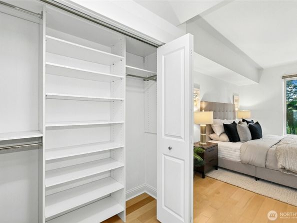 18707 SE Newport Way 102, Issaquah WA 98027