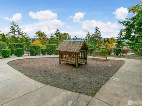 18707 SE Newport Way 102, Issaquah WA 98027