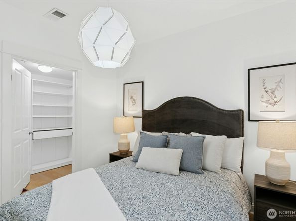 18707 SE Newport Way 102, Issaquah WA 98027