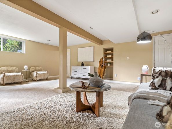 15641 SE 24th St, Bellevue WA 98008