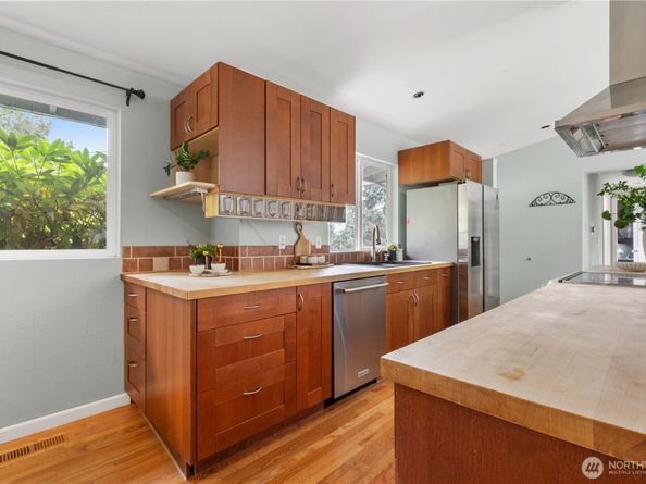 15641 SE 24th St, Bellevue WA 98008