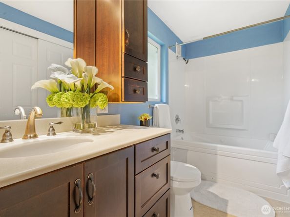 15641 SE 24th St, Bellevue WA 98008