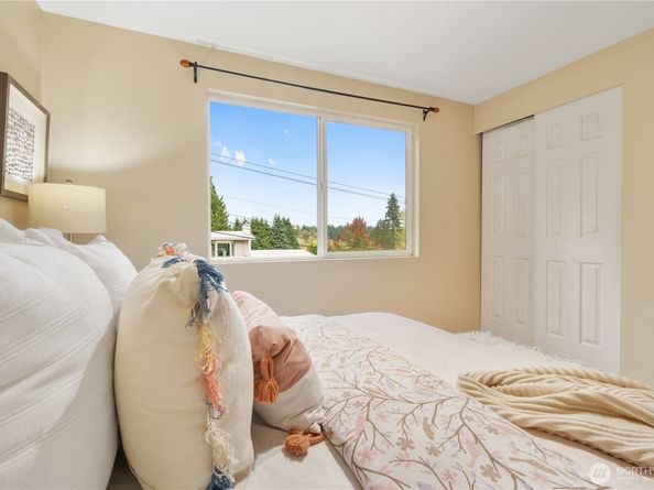 15641 SE 24th St, Bellevue WA 98008