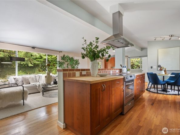 15641 SE 24th St, Bellevue WA 98008