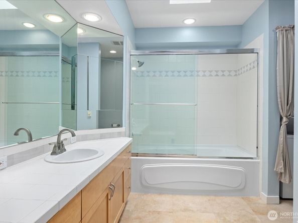 925 110th Avenue NE PH05, Bellevue WA 98004