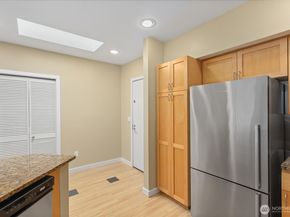 925 110th Avenue NE PH05, Bellevue WA 98004