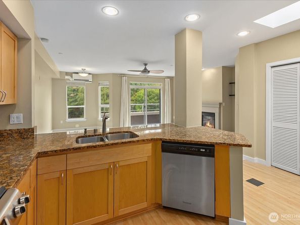 925 110th Avenue NE PH05, Bellevue WA 98004