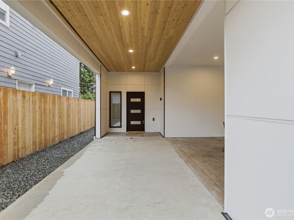 8439 47th Avenue S B, Seattle WA 98188