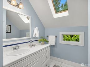 8421 NE Grizdale Lane, Bainbridge Island WA 98110