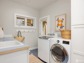 8421 NE Grizdale Lane, Bainbridge Island WA 98110