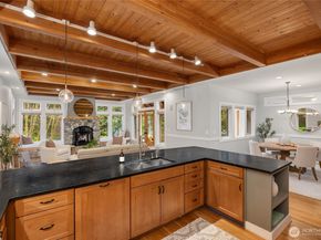 8421 NE Grizdale Lane, Bainbridge Island WA 98110