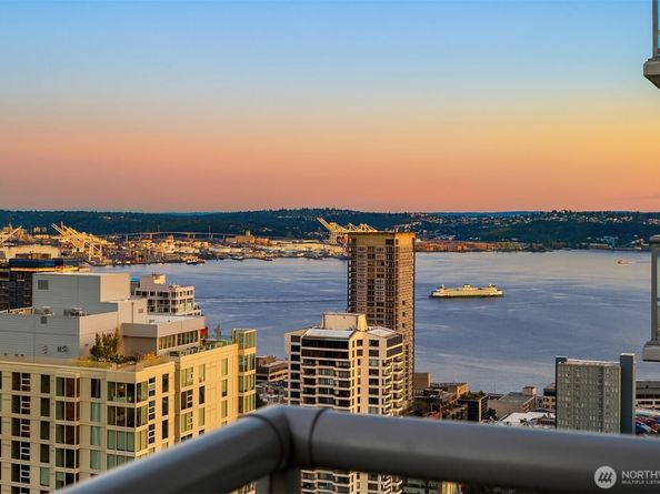 588 Bell Street 3704S, Seattle WA 98121