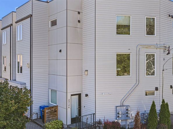2314 Thorndyke Avenue W B, Seattle WA 98199