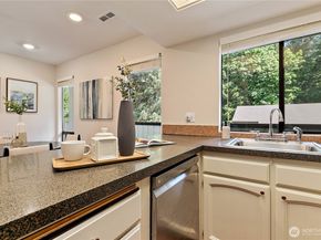 10819 NE 37th Place 332, Bellevue WA 98004