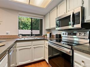10819 NE 37th Place 332, Bellevue WA 98004