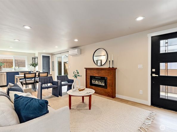 14338 Ashworth Avenue N B, Seattle WA 98133
