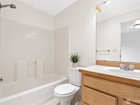 933 4th Avenue N 102, Kent WA 98032