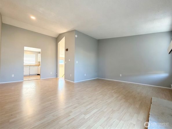 1313 W James Street 11, Kent WA 98032