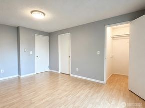 1313 W James Street 11, Kent WA 98032