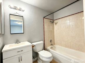 1313 W James Street 11, Kent WA 98032