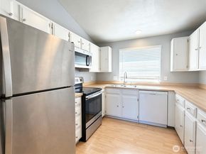 1313 W James Street 11, Kent WA 98032
