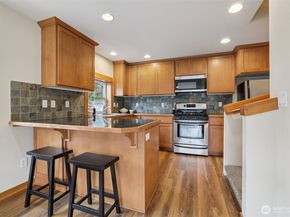 9047 17th Avenue SW A, Seattle WA 98106