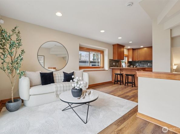 9047 17th Avenue SW A, Seattle WA 98106