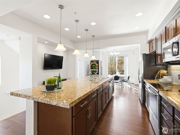 10175 156th Court NE 105, Redmond WA 98052