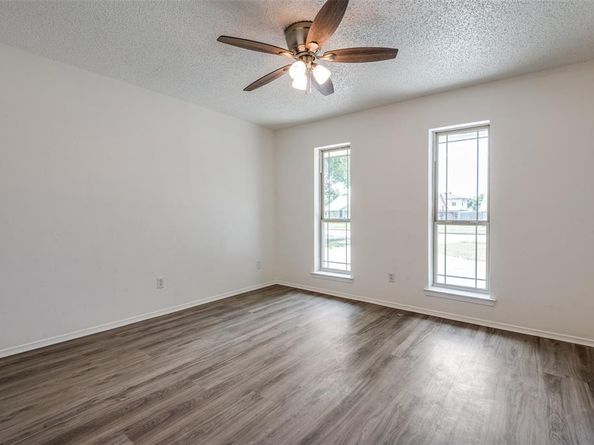 1902  Pat Ln  , Carrollton Texas 75006