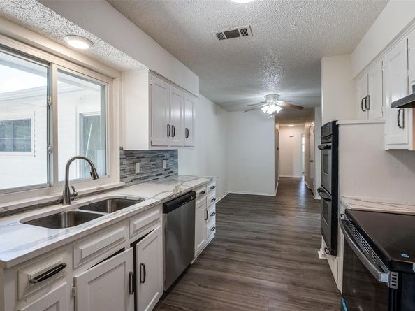 1902  Pat Ln  , Carrollton Texas 75006