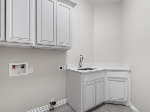 917  Wood Hollow Way , DeSoto Texas 75115