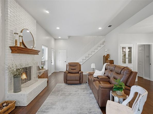 5843  Lake Point Drive , Arlington Texas 76016
