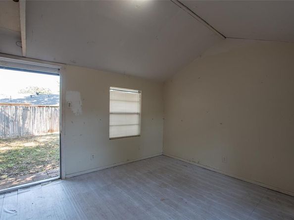 704  Clover Park Drive , Arlington Texas 76013