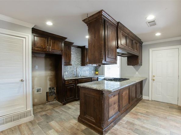 704  Clover Park Drive , Arlington Texas 76013