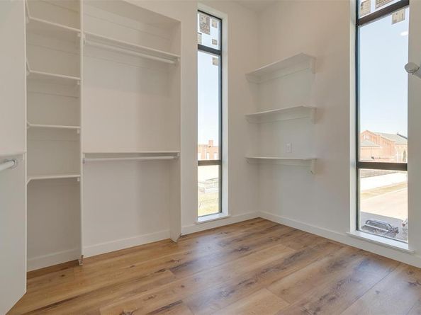 445 W Morphy Street , Fort Worth Texas 76104