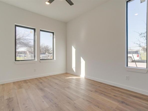 445 W Morphy Street , Fort Worth Texas 76104