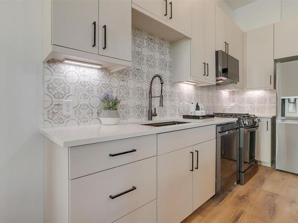 445 W Morphy Street , Fort Worth Texas 76104