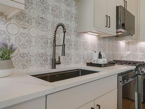 445 W Morphy Street , Fort Worth Texas 76104
