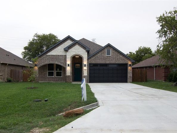 1745  Avenue C  , Grand Prairie Texas 75051