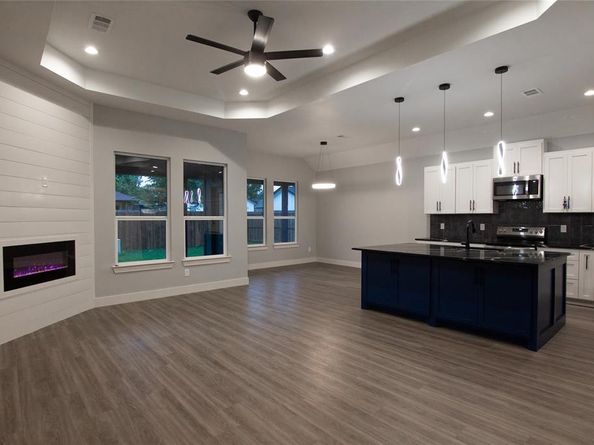 1745  Avenue C  , Grand Prairie Texas 75051