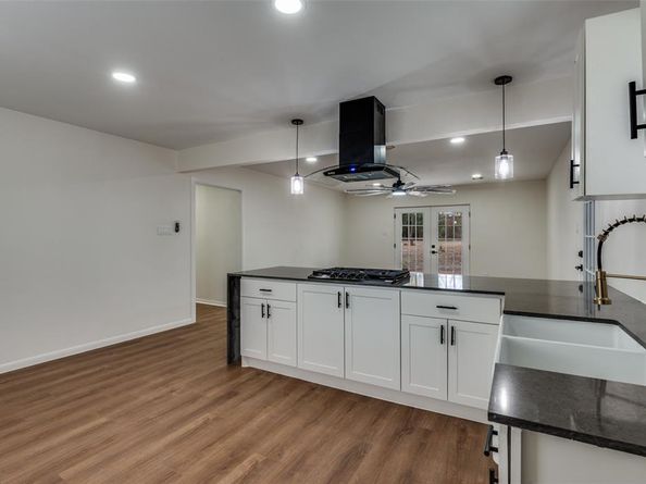 713  Hilltop Circle , DeSoto Texas 75115