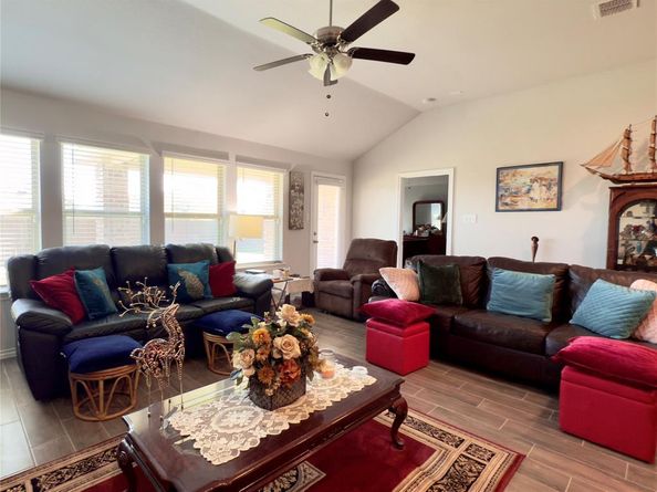 9805  Mescalbean Boulevard , Fort Worth Texas 76036